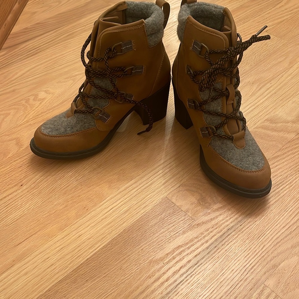 Worn once 👌🏼 Sonoma boots size 71/2. Brown/ tan and grey